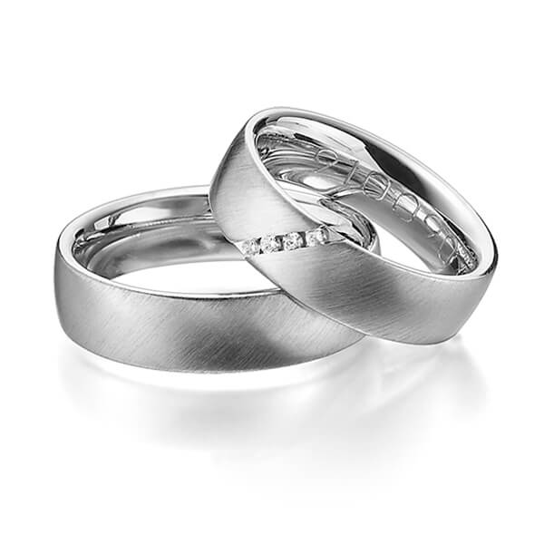 Set klassieke trouwringen in grijsgoud 14 kt. met in totaal 0,06 ct. Briljant tw/si van Merii
