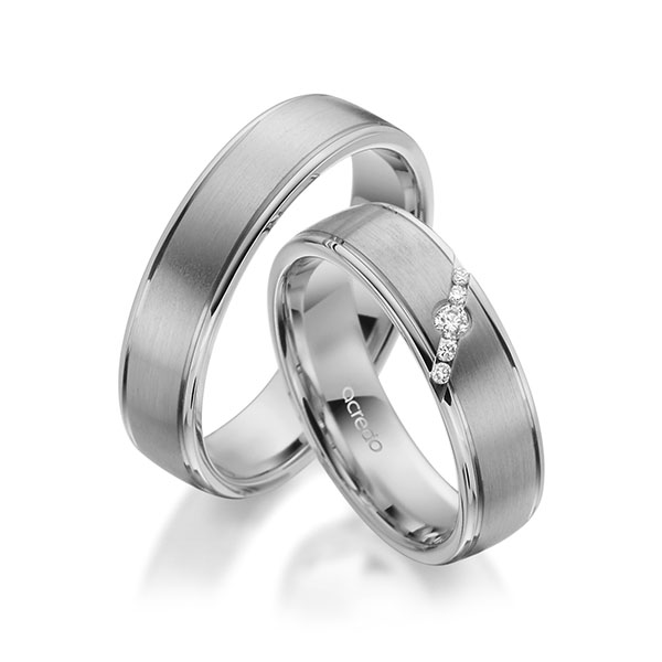Set Klassieke trouwringen in grijsgoud 14 kt. met in totaal 0,072 ct. Briljant tw/si van acredo
