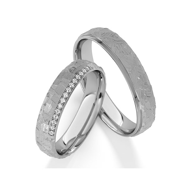 Set klassieke trouwringen in grijsgoud 14 kt. met in totaal 0,075 ct. Briljant tw/si van Steinberg