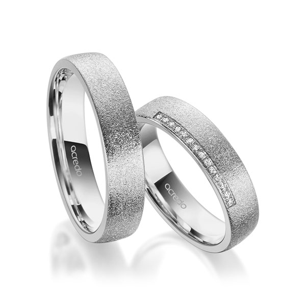 Set klassieke trouwringen in grijsgoud 14 kt. met in totaal 0,07 ct. Briljant tw/si van acredo