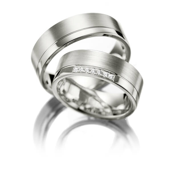 Set Klassieke trouwringen in grijsgoud 14 kt. met in totaal 0,07 ct. Briljant tw/si van Merii - M-1167-4 Set Klassieke trouwringen in grijsgoud 14 kt. met in totaal 0,07 ct. Briljant tw/si van Merii - M-1167-4