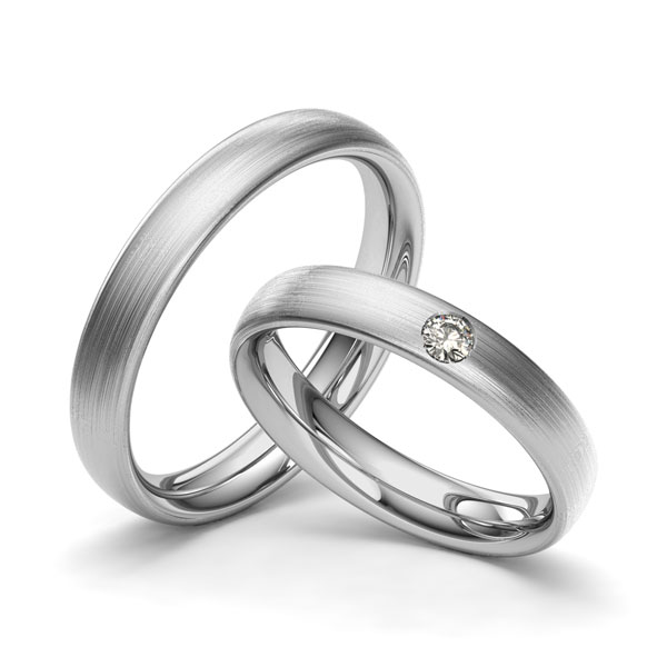 Set klassieke trouwringen in grijsgoud 14 kt. met in totaal 0,07 ct. Briljant tw/si van Merii