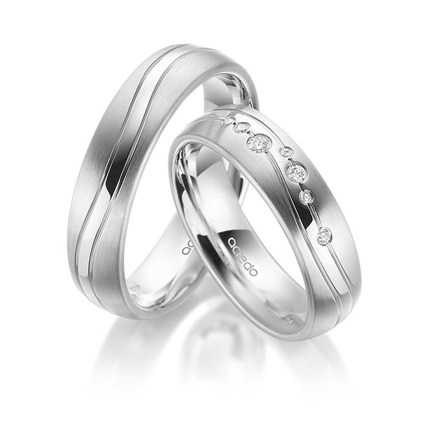 Set Klassieke trouwringen in grijsgoud 14 kt. met in totaal 0,085 ct. Briljant tw/si van acredo