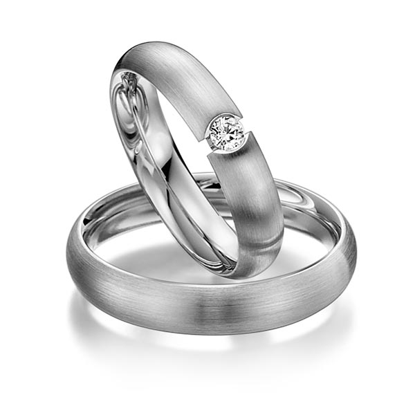 Set klassieke trouwringen in grijsgoud 14 kt. met in totaal 0,08 ct. Briljant tw/si van acredo