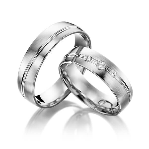 Set Klassieke trouwringen in grijsgoud 14 kt. met in totaal 0,08 ct. Briljant tw/si van Steinberg - Q-1393-6 Set Klassieke trouwringen in grijsgoud 14 kt. met in totaal 0,08 ct. Briljant tw/si van Steinberg - Q-1393-6