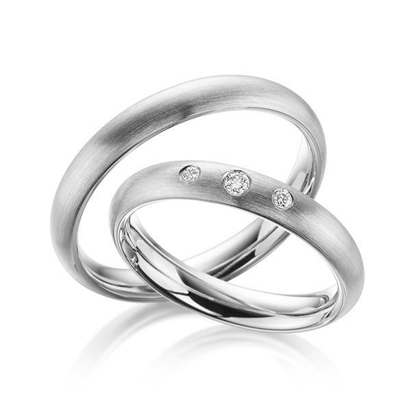 Set klassieke trouwringen in grijsgoud 14 kt. met in totaal 0,08 ct. Briljant tw/si van Steinberg