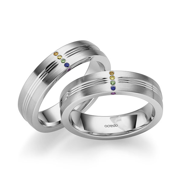 Set Klassieke trouwringen in grijsgoud 14 kt. met in totaal 0,096 ct. Briljant Geel Cognac Apple Green Red Cherry Saffier Blauw van acredo