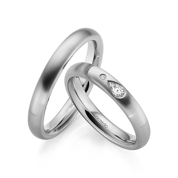 Set klassieke trouwringen in grijsgoud 14 kt. met in totaal 0,108 ct. Briljant tw,vs tw/si van acredo