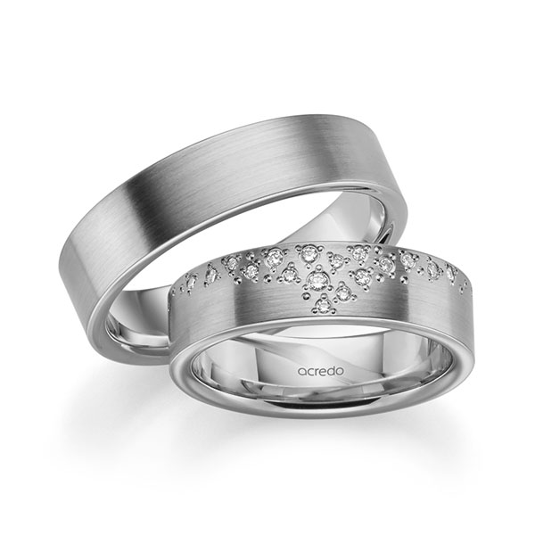 Set klassieke trouwringen in grijsgoud 14 kt. met in totaal 0,114 ct. Briljant tw/si van acredo