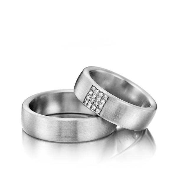 Set klassieke trouwringen in grijsgoud 14 kt. met in totaal 0,128 ct. Briljant tw/si van Steinberg - Q-1201-4 Set klassieke trouwringen in grijsgoud 14 kt. met in totaal 0,128 ct. Briljant tw/si van Steinberg - Q-1201-4
