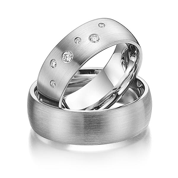 Set Klassieke trouwringen in grijsgoud 14 kt. met in totaal 0,12 ct. Briljant tw/si 