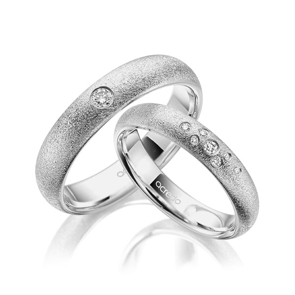 Set klassieke trouwringen in grijsgoud 14 kt. met in totaal 0,131 ct. Briljant tw/si van acredo