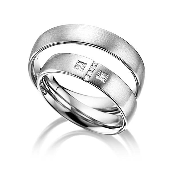 Set klassieke trouwringen in grijsgoud 14 kt. met in totaal 0,132 ct. Briljant & Princess-Diamant tw/si van acredo - A-6004-6 Set klassieke trouwringen in grijsgoud 14 kt. met in totaal 0,132 ct. Briljant & Princess-Diamant tw/si van acredo - A-6004-6