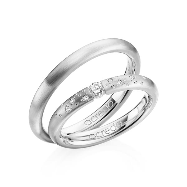 Set klassieke trouwringen in grijsgoud 14 kt. met in totaal 0,13 ct. Briljant tw/si van acredo