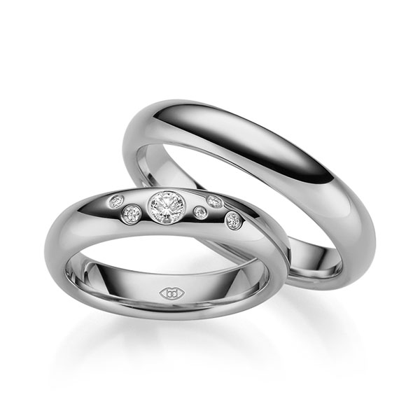 Set Klassieke trouwringen in grijsgoud 14 kt. met in totaal 0,146 ct. Briljant tw/si 