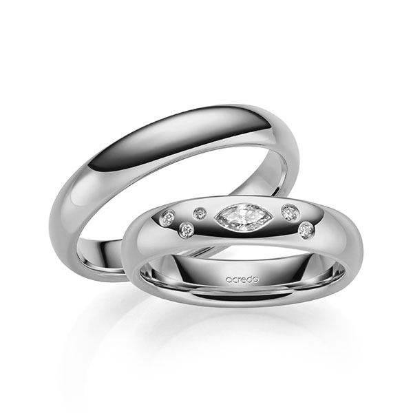 Set klassieke trouwringen in grijsgoud 14 kt. met in totaal 0,148 ct. Briljant tw,vs van acredo