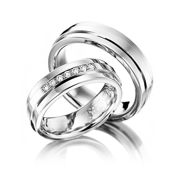 Set Klassieke trouwringen in grijsgoud 14 kt. met in totaal 0,14 ct. Briljant tw/si van Eternal Touch - Y-1142-20 Set Klassieke trouwringen in grijsgoud 14 kt. met in totaal 0,14 ct. Briljant tw/si van Eternal Touch - Y-1142-20