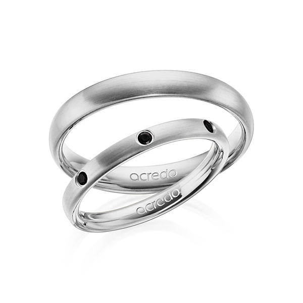 Set klassieke trouwringen in grijsgoud 14 kt. met in totaal 0,14 ct. Briljant Zwart van acredo