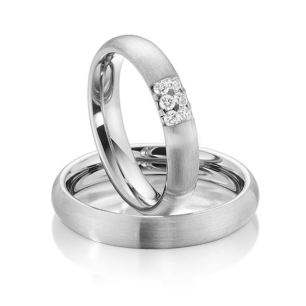 Set klassieke trouwringen in grijsgoud 14 kt. met in totaal 0,15 ct. Briljant tw/si van Steinberg