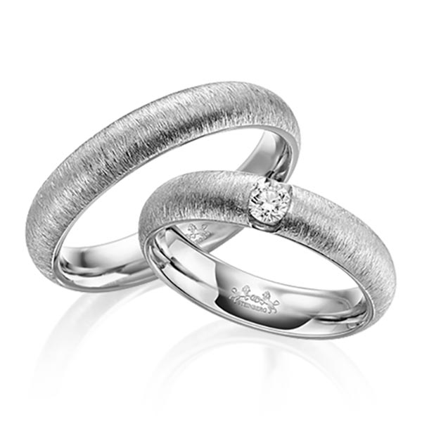 Set klassieke trouwringen in grijsgoud 14 kt. met in totaal 0,15 ct. Briljant tw/si van Steinberg