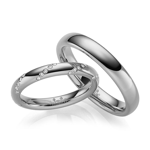 Set klassieke trouwringen in grijsgoud 14 kt. met in totaal 0,15 ct. Briljant tw/si van Steinberg