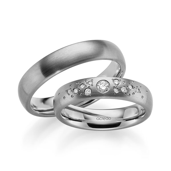 Set klassieke trouwringen in grijsgoud 14 kt. met in totaal 0,166 ct. Briljant tw/si van acredo