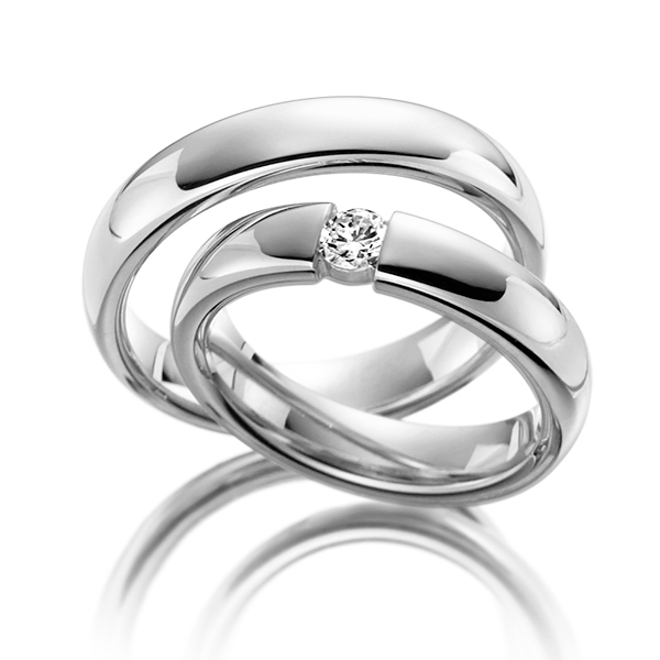 Set klassieke trouwringen in grijsgoud 14 kt. met in totaal 0,17 ct. Briljant tw/si van Steinberg