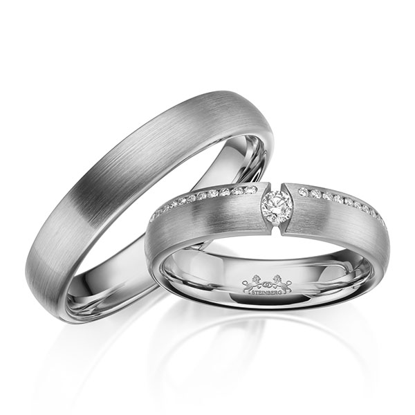 Set klassieke trouwringen in grijsgoud 14 kt. met in totaal 0,17 ct. Briljant tw/si van Steinberg