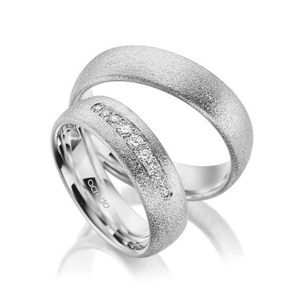 Set klassieke trouwringen in grijsgoud 14 kt. met in totaal 0,186 ct. Briljant tw/si van acredo