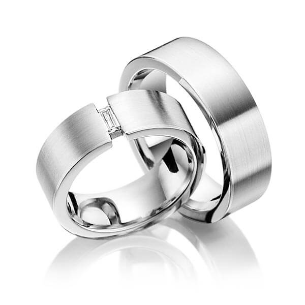 Set klassieke trouwringen in grijsgoud 14 kt. met in totaal 0,1 ct. Baguette-Diamant tw,vs van Eternal Touch