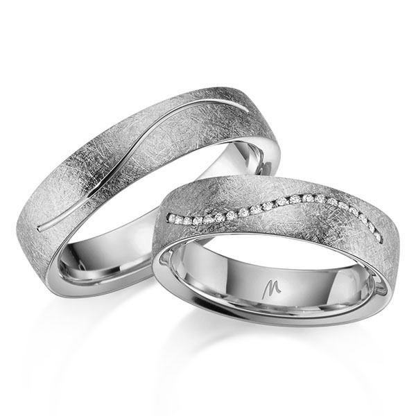 Set klassieke trouwringen in grijsgoud 14 kt. met in totaal 0,1 ct. Briljant tw/si van Merii