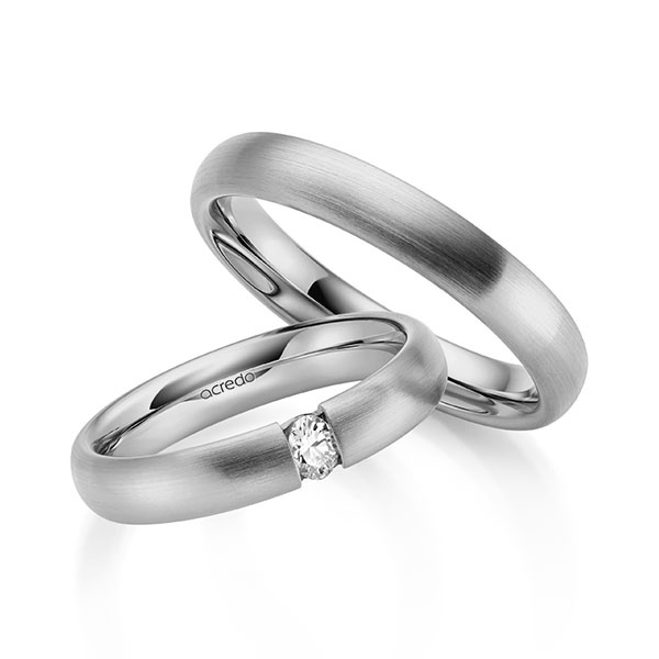 Set klassieke trouwringen in grijsgoud 14 kt. met in totaal 0,1 ct. tw,vs van acredo