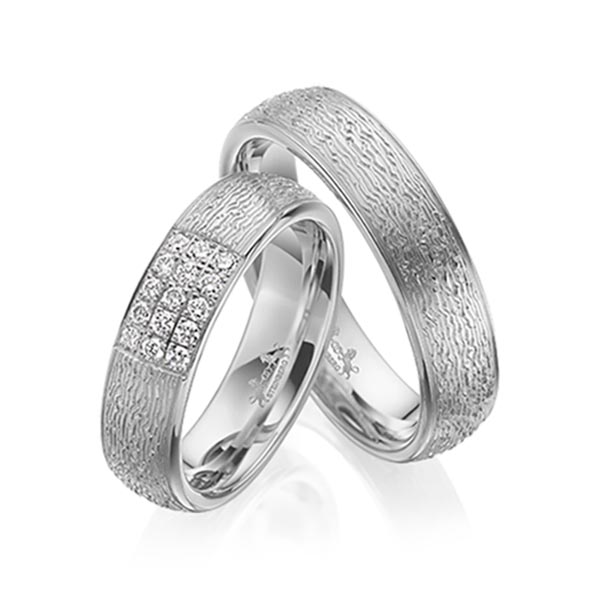 Set klassieke trouwringen in grijsgoud 14 kt. met in totaal 0,225 ct. Briljant tw/si van Steinberg