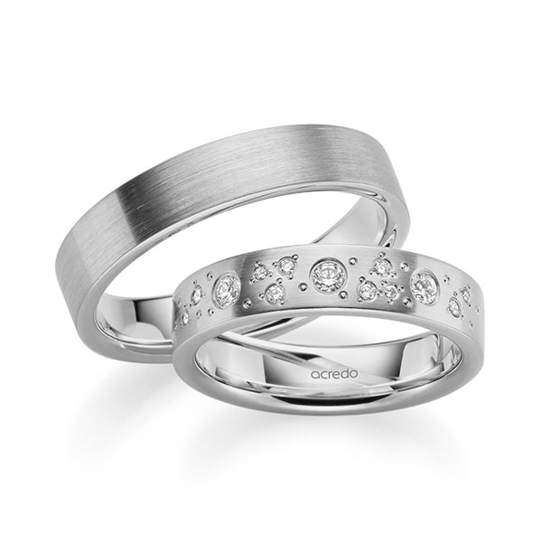 Set klassieke trouwringen in grijsgoud 14 kt. met in totaal 0,226 ct. Briljant tw/si van acredo