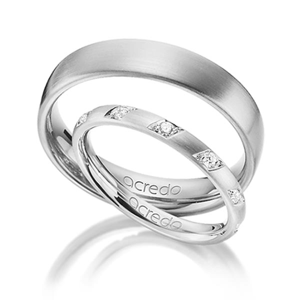 Set klassieke trouwringen in grijsgoud 14 kt. met in totaal 0,22 ct. Briljant tw/si van acredo