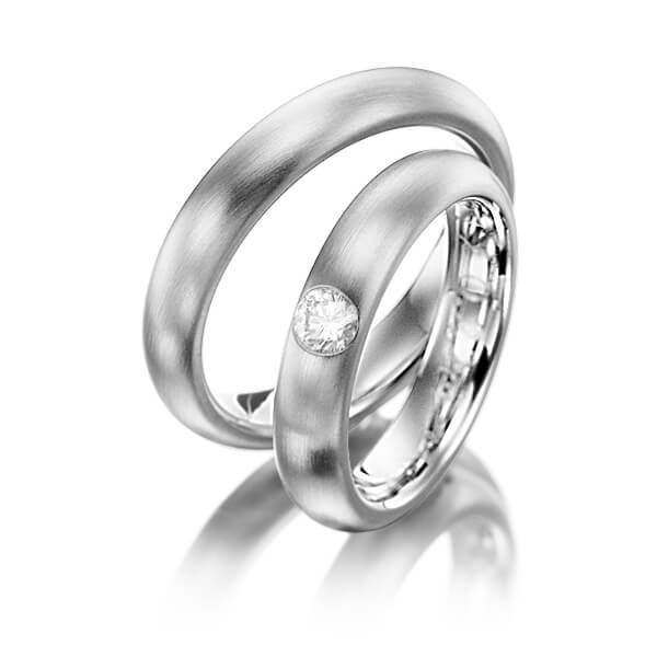Set klassieke trouwringen in grijsgoud 14 kt. met in totaal 0,22 ct. Briljant tw/si van Steinberg