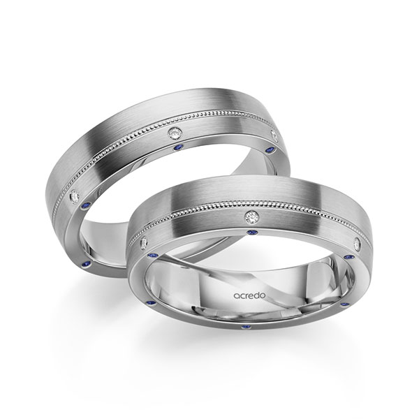 Set Klassieke trouwringen in grijsgoud 14 kt. met in totaal 0,24 ct. Briljant tw/si Saffier Blauw van acredo