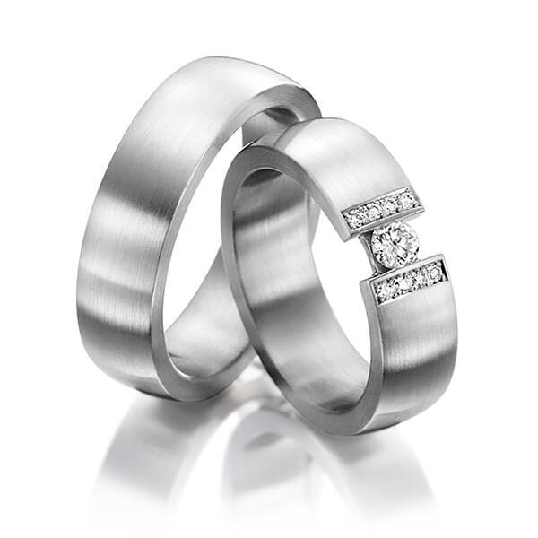 Set klassieke trouwringen in grijsgoud 14 kt. met in totaal 0,25 ct. Briljant tw/si van Steinberg