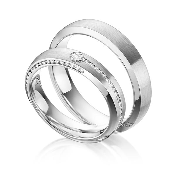 Set klassieke trouwringen in grijsgoud 14 kt. met in totaal 0,39 ct. Briljant tw/si van Steinberg