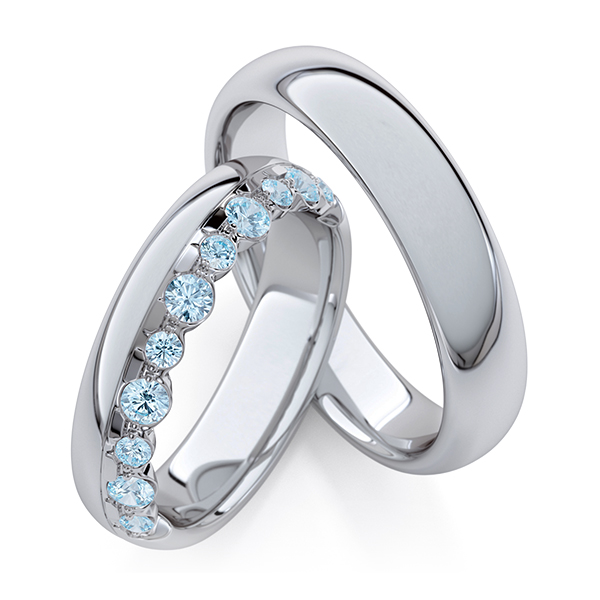 Set Klassieke trouwringen in grijsgoud 14 kt. met in totaal 0,475 ct. skyblue van Steinberg