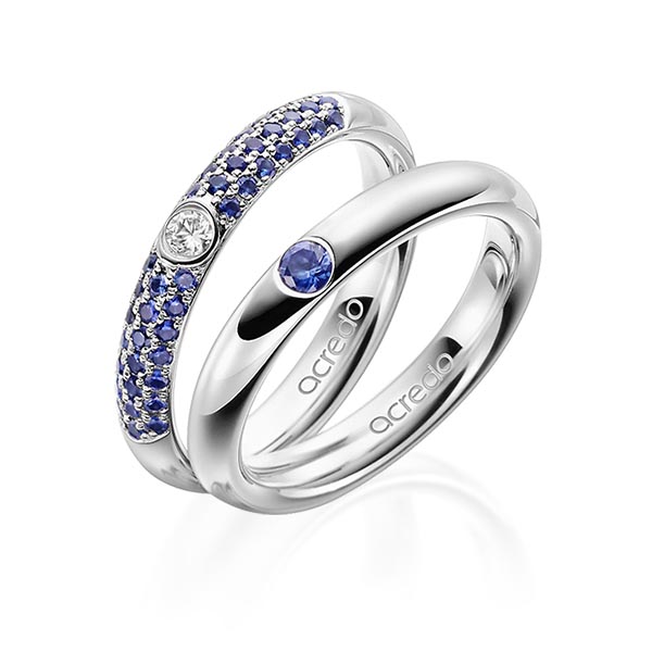 Set klassieke trouwringen in grijsgoud 14 kt. met in totaal 0,496 ct. Briljant Saffier Blauw tw/si van acredo