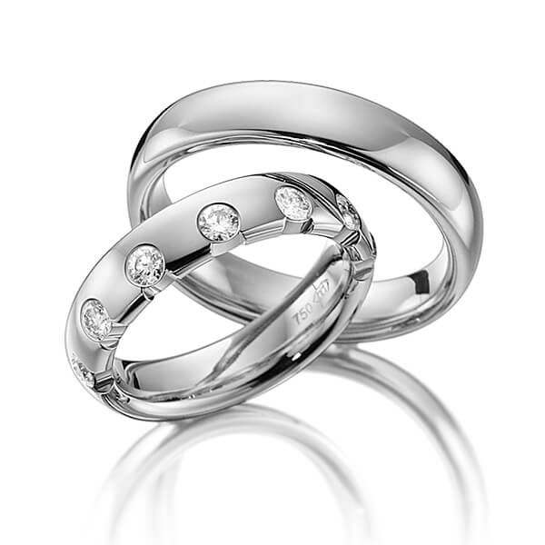 Set klassieke trouwringen in grijsgoud 14 kt. met in totaal 0,49 ct. Briljant tw/si van Steinberg