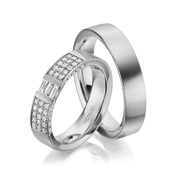 Set klassieke trouwringen in grijsgoud 14 kt. met in totaal 0,61 ct. Baguette-Diamant & Briljant tw,vs tw/si van acredo