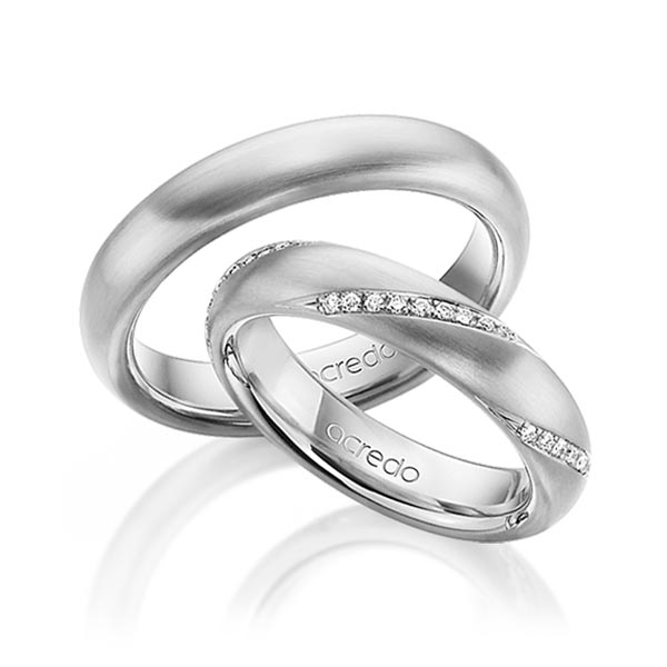 Set klassieke trouwringen in grijsgoud 18 kt. met in totaal 0,225 ct. Briljant tw/si van acredo