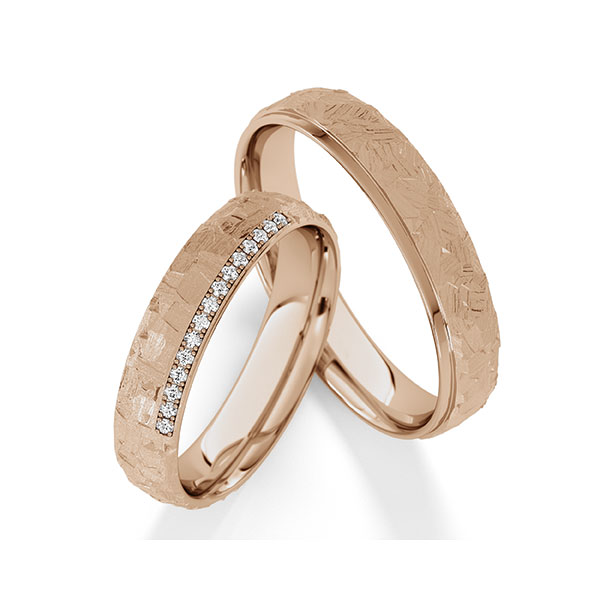 Set klassieke trouwringen in Peach-Gold 585 met in totaal 0,075 ct. Briljant tw/si van Steinberg