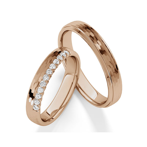 Set klassieke trouwringen in Peach-Gold 585 met in totaal 0,24 ct. Briljant tw/si van Steinberg