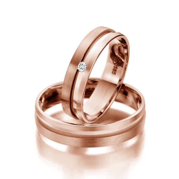 Set Klassieke trouwringen in rood 9 kt. goudhoudend metaal (37,5%) met in totaal 0,03 ct. Briljant tw/si 