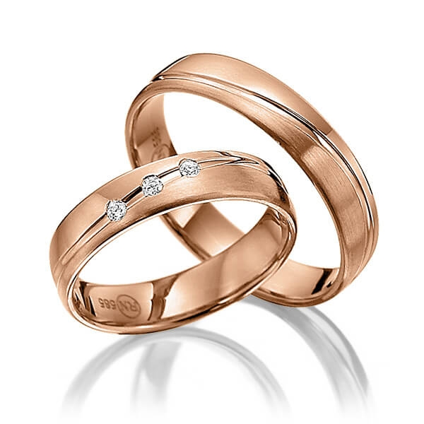 Set Klassieke trouwringen in rood 9 kt. goudhoudend metaal (37,5%) met in totaal 0,06 ct. Briljant tw/si 