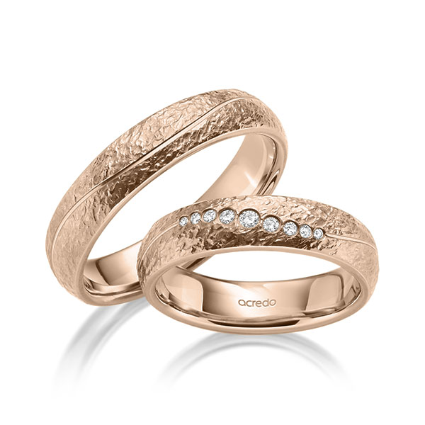 Set Klassieke trouwringen in roodgoud 14 kt. crushed met in totaal 0,101 ct. Briljant tw/si van acredo - A-2083-10 Set Klassieke trouwringen in roodgoud 14 kt. crushed met in totaal 0,101 ct. Briljant tw/si van acredo - A-2083-10