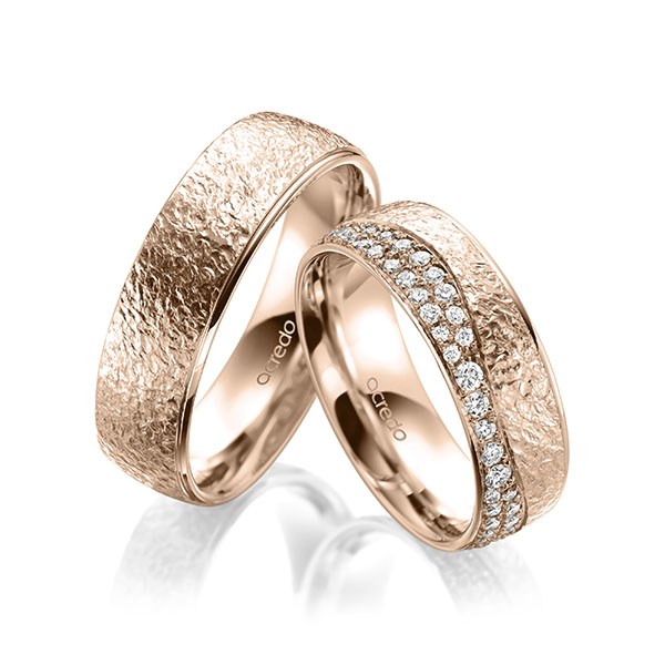 Set Klassieke trouwringen in roodgoud 14 kt. crushed, met in totaal 0,693 ct. Briljant tw/si van acredo